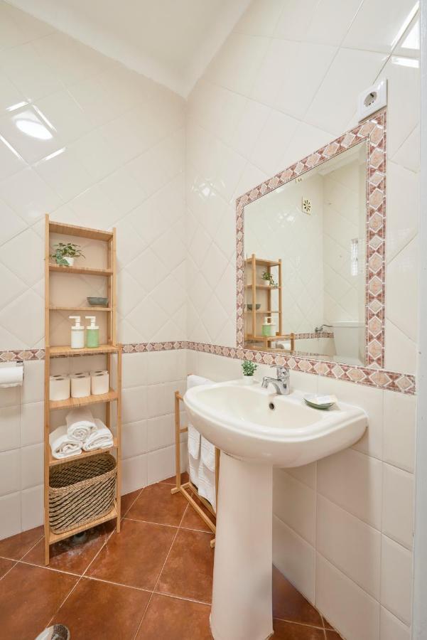 Central & Sunny 2Br Apt Near Beach, By Timecooler 塞图巴尔 外观 照片