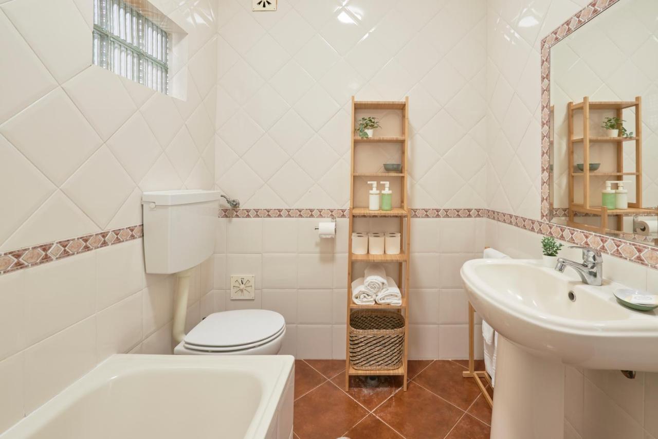 Central & Sunny 2Br Apt Near Beach, By Timecooler 塞图巴尔 外观 照片